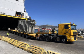 ep transformador siendo descargado en el puerto de ceuta antes de su transporte a la nueva