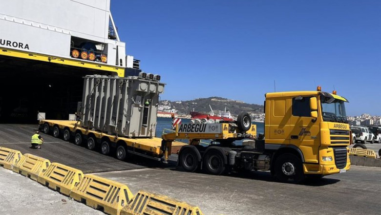 ep transformador siendo descargado en el puerto de ceuta antes de su transporte a la nueva