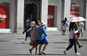 ep turistas caminado en un dia soleado en el centro de madrid