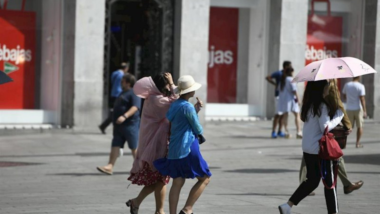 ep turistas caminado en un dia soleado en el centro de madrid ep turistas caminado en un dia soleado en el centro de madrid