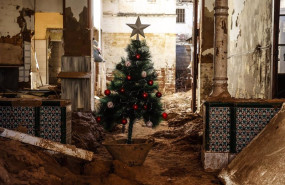 ep un arbol de navidad en una zona cubierta de barro por la dana en valencia