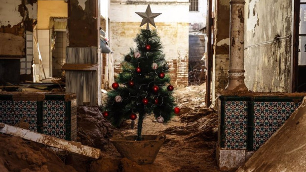 ep un arbol de navidad en una zona cubierta de barro por la dana en valencia