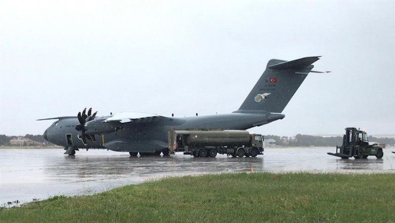 Un avión del Ejército turco aterriza en la base aérea de Torrejón de Ardoz (Madrid) con suministros para hacer frente a la epidemia del coronavirus tras una petición de España en el seno de la OTAN. | MINISTERIO DE DEFENSA ep un avion del ejercito turco aterriza en la base aerea de torrejon de ardoz madrid con suministros