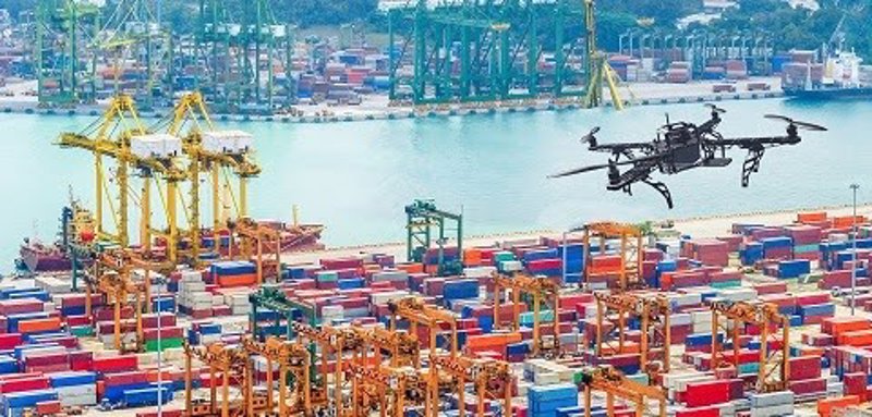 ep un dron sobrevolando una zona de contenedores industriales