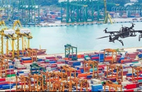 ep un dron sobrevolando una zona de contenedores industriales
