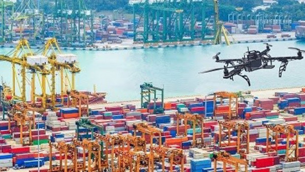 ep un dron sobrevolando una zona de contenedores industriales