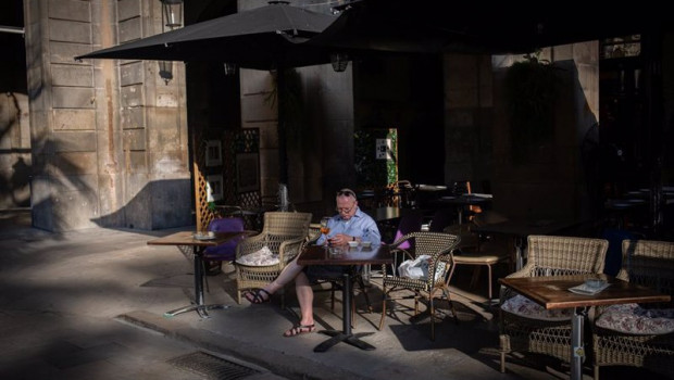 ep un hombre consulta su telefono movil en la terraza de un bar en barcelona cataluna espana a 14 de