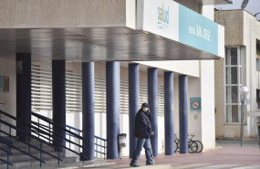 ep un hombre protegido con mascarilla camina por la zona exterior perteneciente al hospital san