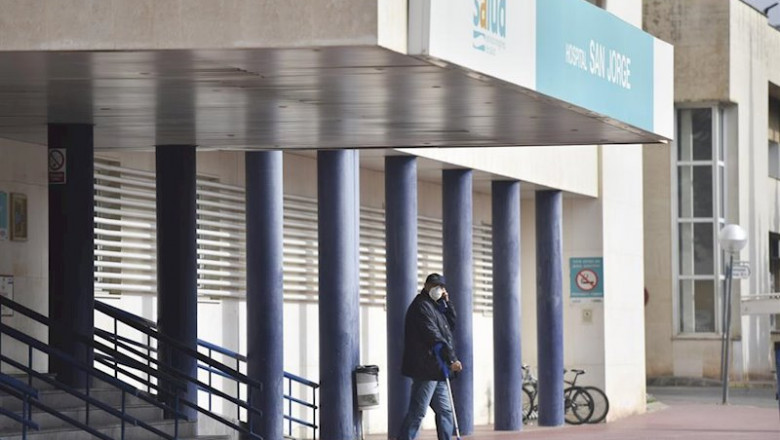 Un hombre protegido con mascarilla camina por la zona exterior perteneciente al Hospital San Jorge en Huesca durante el cuarto día laboral en el estado de alarma en el país por el coronavirus, en Huesca, Aragón (España), a 19 de marzo de 2020. | Verónica Lacasa - Europa Press ep un hombre protegido con mascarilla camina por la zona exterior perteneciente al hospital san