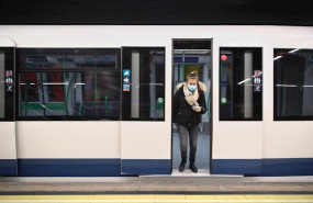 ep una mujer protegida con mascarilla se baja de uno de los trenes de metro de madrid