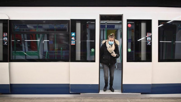 ep una mujer protegida con mascarilla se baja de uno de los trenes de metro de madrid