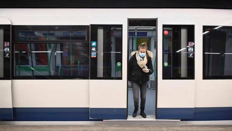 ep una mujer protegida con mascarilla se baja de uno de los trenes de metro de madrid ep una mujer protegida con mascarilla se baja de uno de los trenes de metro de madrid