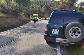 ep una patrulla de la guardia civil atiende un accidente de motocicleta en la na-534