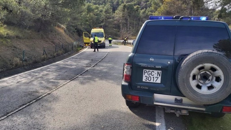 Una patrulla de la Guardia Civil atiende un accidente de motocicleta en la NA-534 | GUARDIA CIVIL ep una patrulla de la guardia civil atiende un accidente de motocicleta en la na-534