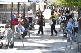 ep varias personas en la terraza de un bar en murcia