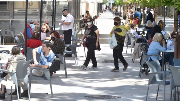 ep varias personas en la terraza de un bar en murcia