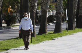 ep varias personas pasean por la calle en el dia en que el gobierno permite salir a hacer deporte de