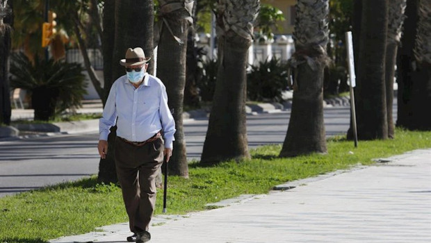 ep varias personas pasean por la calle en el dia en que el gobierno permite salir a hacer deporte de