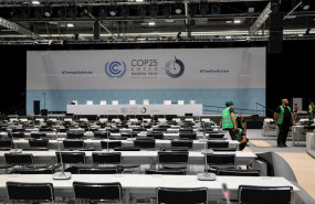 ep varios operarios trabajan en el plenario y centro de prensa de la feria de madrid ifema en los