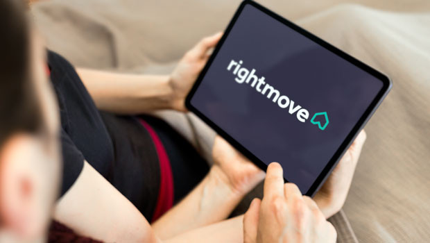 dl rightmove plc rmv bienes raíces bienes raíces inversiones y servicios inmobiliarios servicios inmobiliarios ftse 100 premium logo 20230426 2220