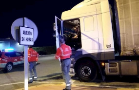 ep agentes de la policia foral de navarra en una intercepcion de un camion