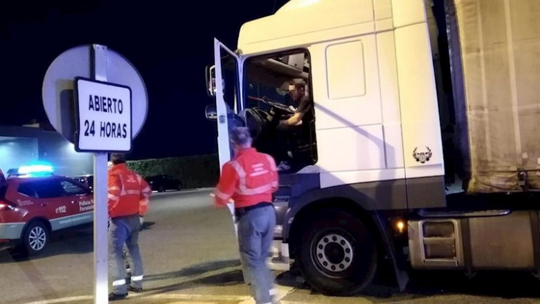 ep agentes de la policia foral de navarra en una intercepcion de un camion