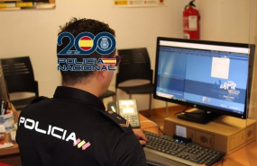 ep archivo   agente de la policia nacional delante de un ordenador