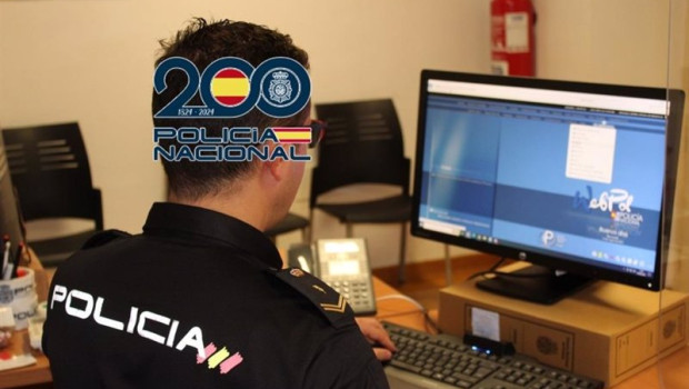 ep archivo agente de la policia nacional delante de un ordenador ep archivo agente de la policia nacional delante de un ordenador