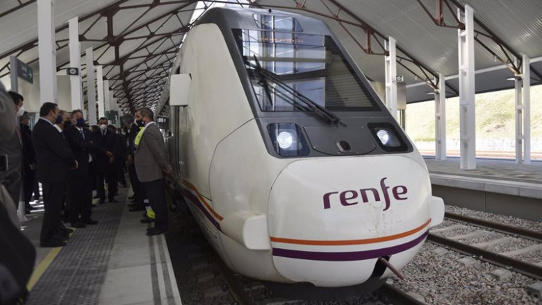 Archivo - El ministro de Transportes, Movilidad y Agenda Urbana, José Luis Ábalos junto al tren en la inauguración de la nueva estación de ferrocarril de Canfranc, a 15 de abril de 2021 | Veronica Lacasa / Veronica Lacasa - Archivo ep archivo el ministro de transportes movilidad y agenda urbana jose luis abalos junto al tren en