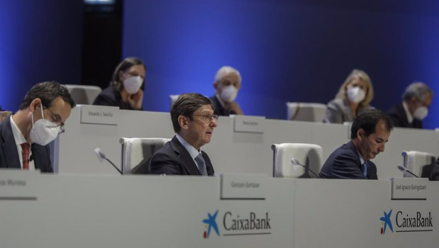ep archivo   el presidente de caixabank jose ignacio goirigolzarri centro y el consejero delegado de