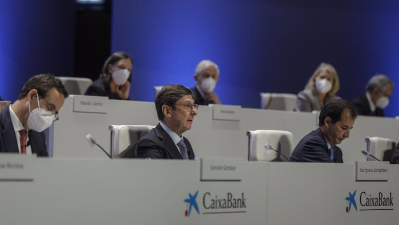 ep archivo   el presidente de caixabank jose ignacio goirigolzarri centro y el consejero delegado de