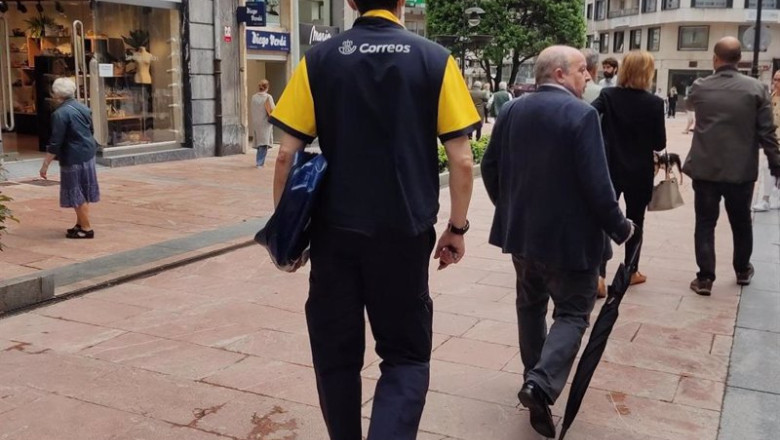 ep archivo un trabajador de correos ep archivo un trabajador de correos