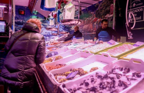 ep archivo   una mujer realiza sus ultimas compras de pescado y marisco en la tienda de comestibles