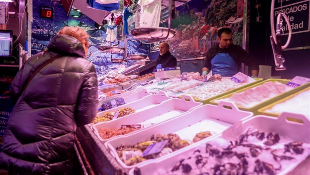 ep archivo una mujer realiza sus ultimas compras de pescado y marisco en la tienda de comestibles ep archivo una mujer realiza sus ultimas compras de pescado y marisco en la tienda de comestibles