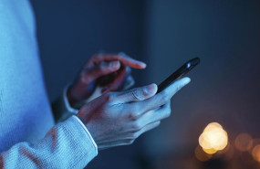 ep archivo   una persona con un telefono movil