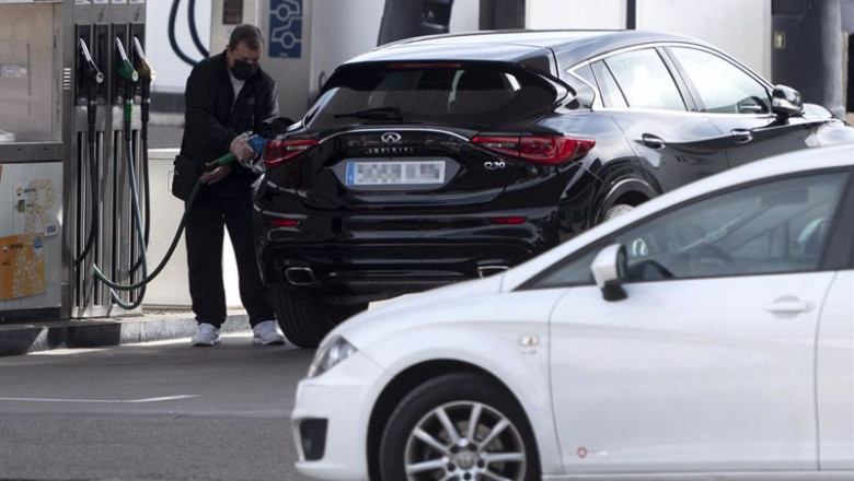 ep archivo una persona reposta combustible en una gasolinera a 24 de febrero de 2022 en madrid ep archivo una persona reposta combustible en una gasolinera a 24 de febrero de 2022 en madrid