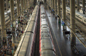 ep archivo   varias personas con maletas en un anden de la estacion de atocha almudena grandes a 1