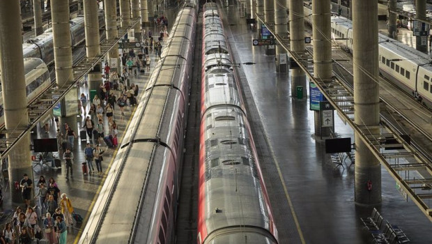 ep archivo   varias personas con maletas en un anden de la estacion de atocha almudena grandes a 1