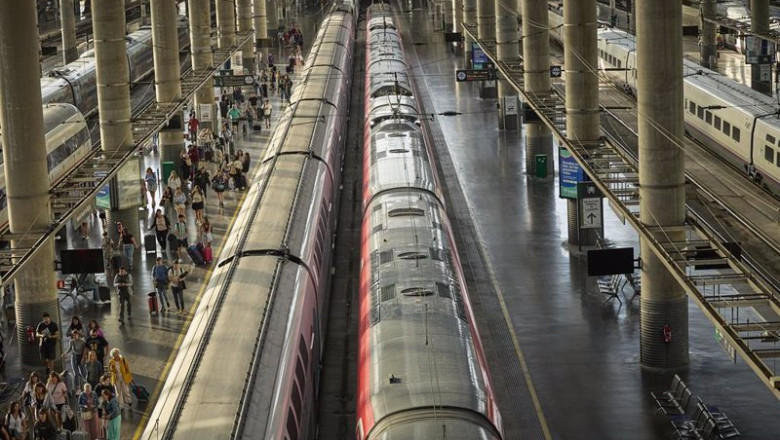 ep archivo varias personas con maletas en un anden de la estacion de atocha almudena grandes a 1 ep archivo varias personas con maletas en un anden de la estacion de atocha almudena grandes a 1
