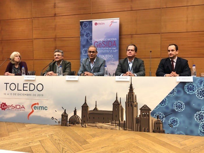 De izq a dcha: Caroline Sabin, del University College de Londres; José Antonio Pérez Molina; Esteban Martínez; Juan Berenguer, co-presidente del Congreso; y Raphael Landovitz, de la Universidad de California. | GESIDA ep de izq a dcha caroline sabin del university college de londres jose antonio perez molina esteban
