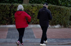 ep dos personas caminan a 26 de diciembre de 2024 en madrid espana