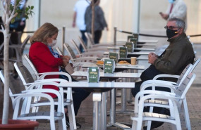 ep dos personas en la terraza de un bar