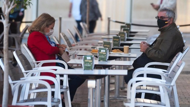 ep dos personas en la terraza de un bar