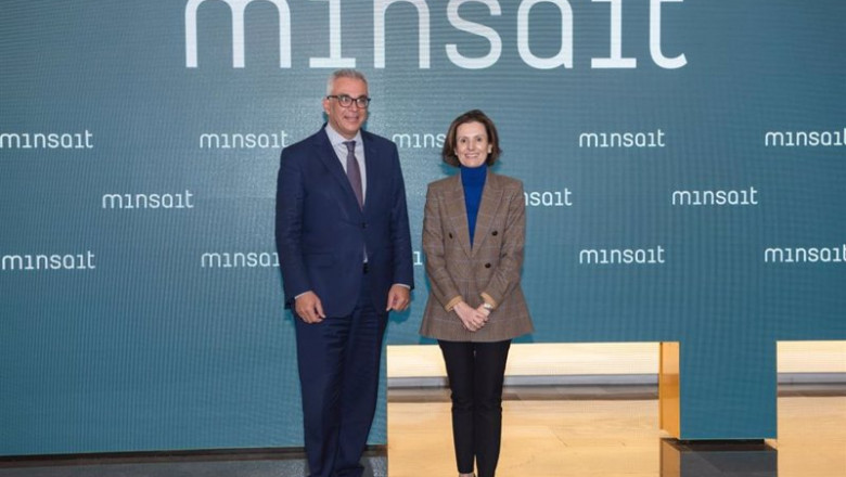 El consejero de Administración Local y Digitalización de la Comunidad de Madrid, Carlos Izquierdo, y la consejera delegada de Indra, y fundadora de Minsait, Cristina Ruiz, en la visita del primero a la sede de la empresa este miércoles, 30 de junio. | MINSAIT ep el consejero de administracion local y digitalizacion de la comunidad de madrid carlos izquierdo