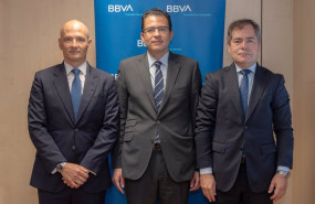 ep el economista jefe de bbva research miguel cardoso en el centro en la presentacion del informe