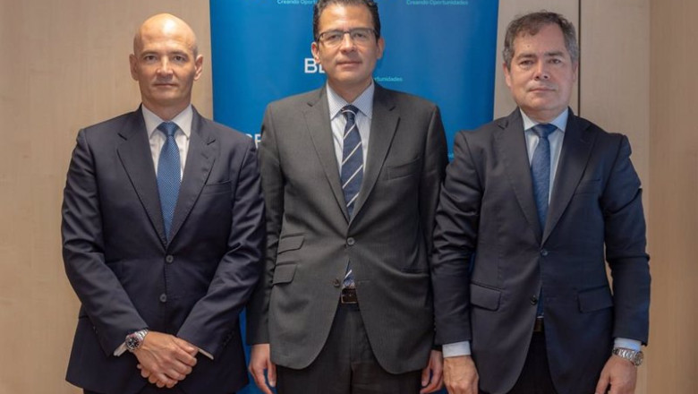 ep el economista jefe de bbva research miguel cardoso en el centro en la presentacion del informe ep el economista jefe de bbva research miguel cardoso en el centro en la presentacion del informe