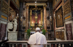 ep el papa reza ante el cruficijo de la gran peste