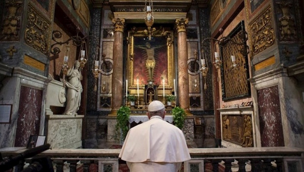 ep el papa reza ante el cruficijo de la gran peste