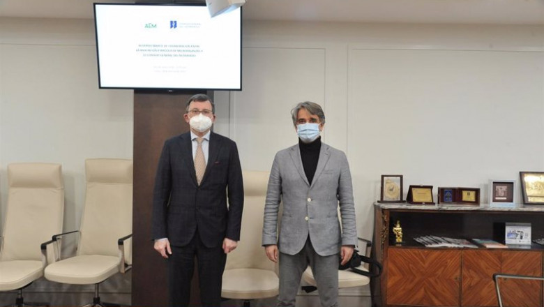 El presidente del CGN, José Ángel Martínez Sanchiz, y el presidente de la AEM, Antonio Sierra Rincón, durante la firma de un convenio para colaborar en la inclusión financiera | AEM, CGN ep el presidente del cgn jose angel martinez sanchiz y el presidente de la aem antonio sierra rincon
