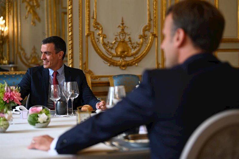 https://img3.s3wfg.com/web/img/images_uploaded/7/a/ep_el_presidente_del_gobierno_pedro_sanchez_i_y_el_presidente_de_la_republica_francesa_emmanuel.jpg